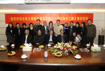 2db0f72dbc8c0c426d0ced6380f9acce 北大校长周其凤院士参观公司(2012年) 1.jpg