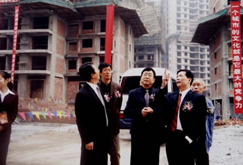 2f384e5bda5ea2cacca3a093386a6212 余秋雨参观上海城工地(2005年) 1.jpg